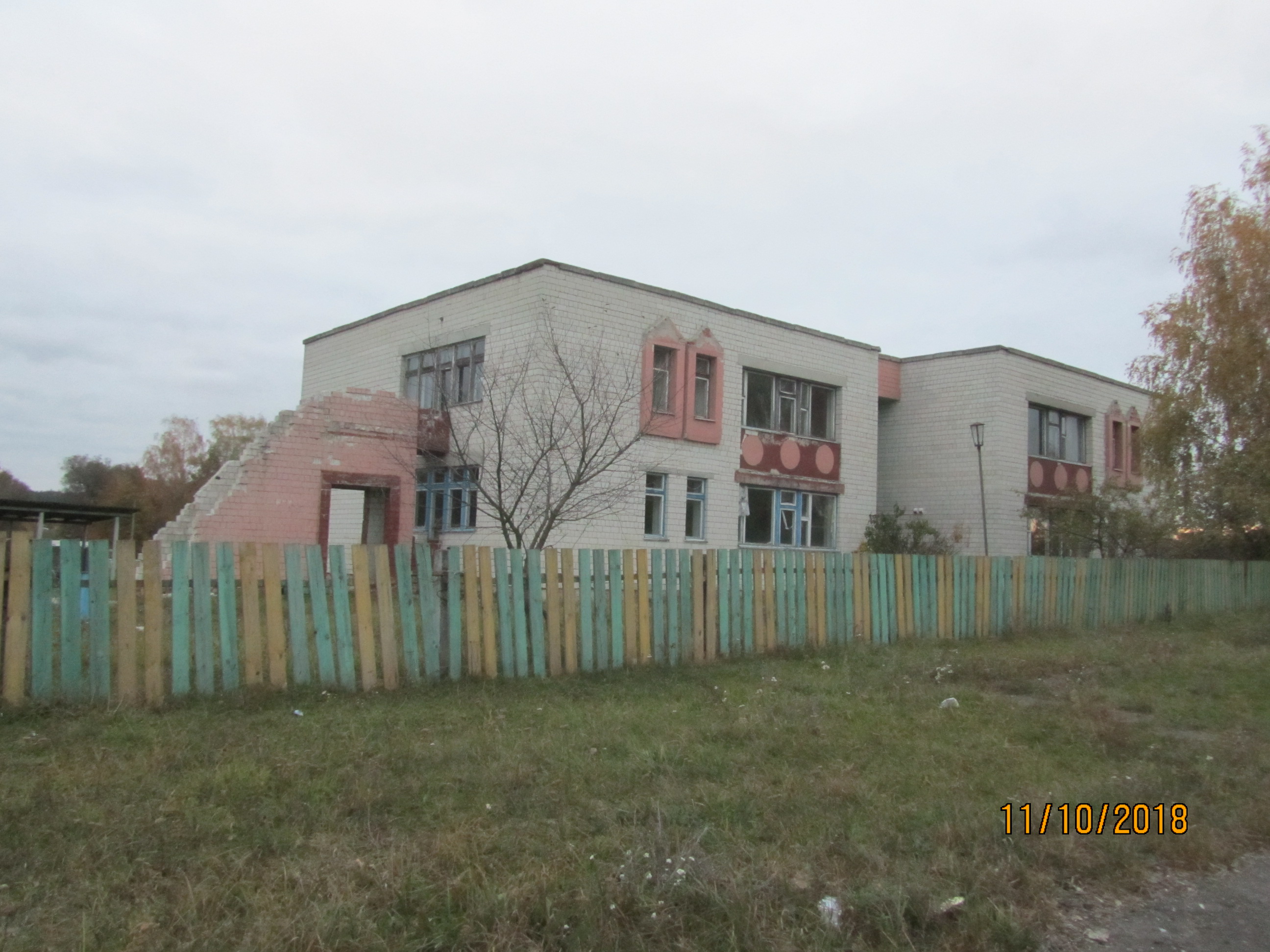 Двухэтажное кирпичное здание детского сада 