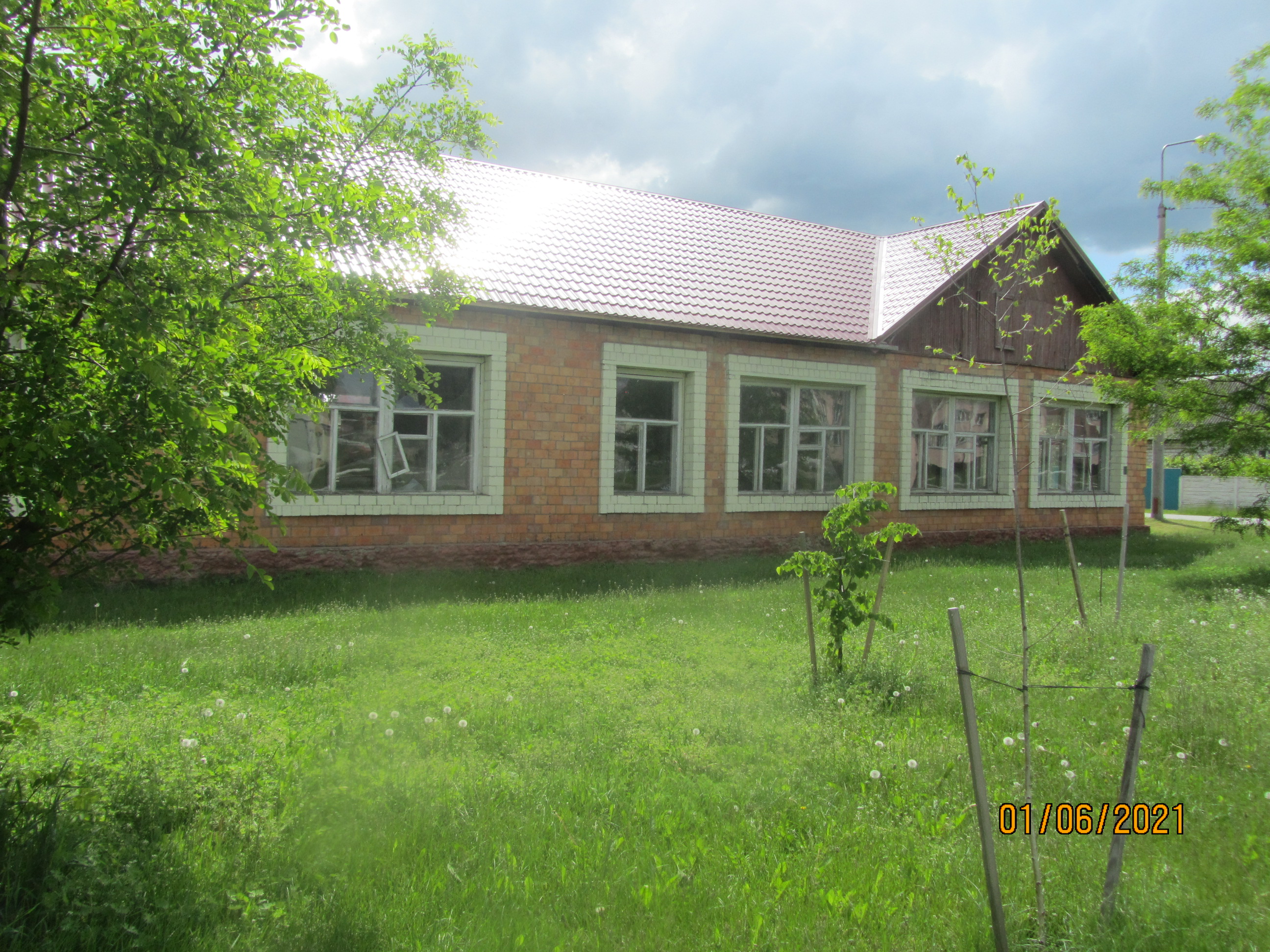 Одноэтажное бревенчатое обложенное кирпичом здание школы