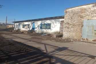 Одноэтажное кирпичное здание картофелехранилища с административным зданием с верандой, луковохранилищем, проходной 