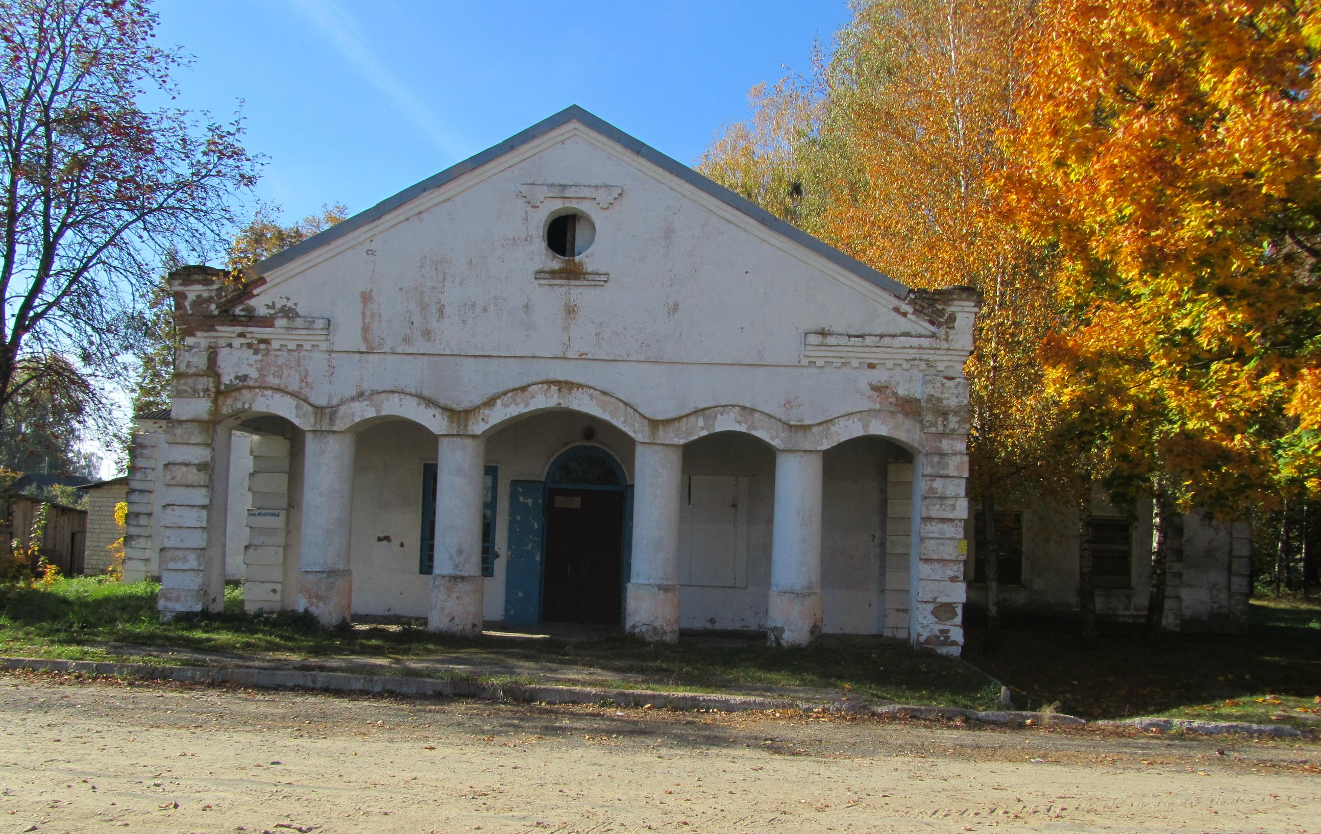 Одноэтажное кирпичное здание сельского дома культуры, аг. Глазовка